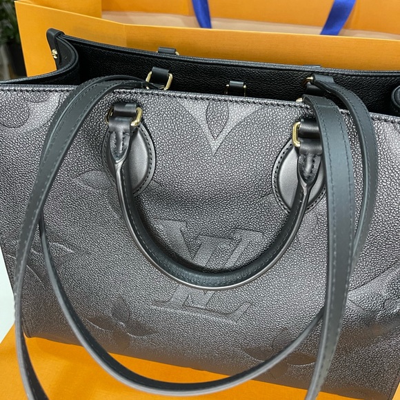 Louis Vuitton - BRAND NEW OnTheGo MM Tote - Picture 4 of 6